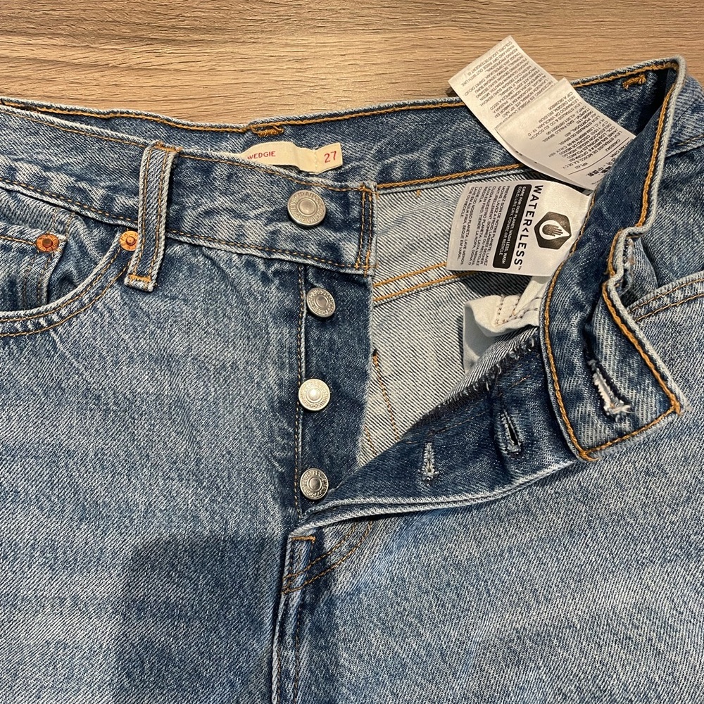 Wedgie Fit Levi’s - Picture 2 of 7